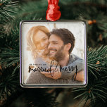 Skriptet Namn och datum för gift och Elegant Julgransprydnad Metall<br><div class="desc">Fira din första jul som ett gift par i elegant stil med vårt "Namn och Ornament i Eleganten Gift med hedersmål" och "Date Metall". Den här vackra fotodekorationen gör att helgdag dekoder blir lite sofistikerad. Utsmyckningen har ett enda fotoutrymme för att visa ett omhuldat minne. Den moderna skrivstipografin i eleganten...</div>