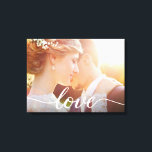 Skriptet Newlyweds Bröllop Anpassningsbar Photo Kä Canvastryck<br><div class="desc">Fira kärlek mellan dig och din partner med vår Newlyweds Bröllop Anpassningsbar Photo Kärlek Script-Kanvastryck. Med den här vackra arbetsytan kan du anpassa den med ditt favoritfoto från bröllop, och fånga den speciella dagens innersta väsen. På arbetsytan finns ett teckensnitt för elegant och trendig som skapar ord "Kärlek" i ett...</div>