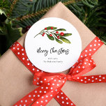 Skriptfamiljen Elegant Red Berries Runt Klistermärke<br><div class="desc">Lägg till en aning elegans och festiv anda i dina gåvor med den här vackert designade rödberrigsrund-symbolen. Det traditionella färg väcker julhelgens värme och glädje och skapar en trevlig presentation för dina gåvor under vilket Julgran som helst. Så få redot att höja din presentsäck denna julsäsong och sprida den ge...</div>
