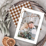 Skriptfoto för trendiget Play God jul Julkort<br><div class="desc">Det här vackra, moderna God jul-skript-fotokortet i Trendig med Play-Helgdag har ett foto från lodrät bröllop bakom ett vitt gräns. "Merry" i ord förekommer i utbrytarområdet gräns mode i den övre lämnat delen, följt av "jul" i ord i en vacker, fetstilterad typografi, båda i svart. Kortet är personlig med ditt...</div>