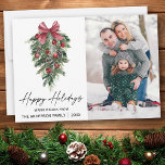 Skriptfoto för Watercolor Gräs Calligraphy Bläck Julkort<br><div class="desc">Modern Elegant Calligraphy Bläck Script Watercolor Tallar Winter Grey med Burgundy Red Ribbon Bow jul Ornaments,  Gräs Cones och Holly Berries Photo Glad helg Card</div>
