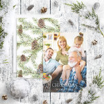Skriptfoto för Winter Fir Cone God jul Julkort<br><div class="desc">Tittar du ett vackert och unikt helgdag-kort som ska skickas till dina vänner och familj i år? Titta bara på vårt Helgdag för Winter Fir Cone-skript i God jul! Det här enkla kortet och eleganten har din favoritbild i utfallet mitt till mörk, överdragen med God jul i en populär, vit,...</div>