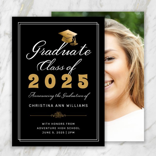 Skriptfotoklass för Studenten Black Guld 2025 Meddelande (Elegant Black with Gold and White Script and Back Photo Graduation Announcement)