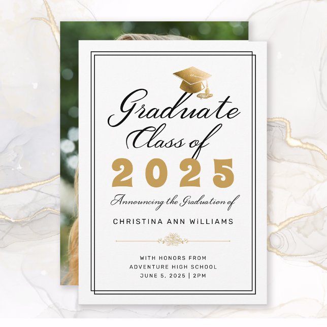 Skriptfotoklass för Studenten White Guld 2025 Meddelande (Elegant White Black Gold Script Photo Graduation Announcement)