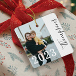 Skriptfoton för Namn i den moderna familjen med fe Julgransprydnad Keramik<br><div class="desc">Minimal och modern icke-traditionell julprydnad med en enkel och modern design med ett familjefoto och ett skript i familjen trendig namn. Fotoövertäckning i fet år. Den omvända sidan har ett andra foto.</div>