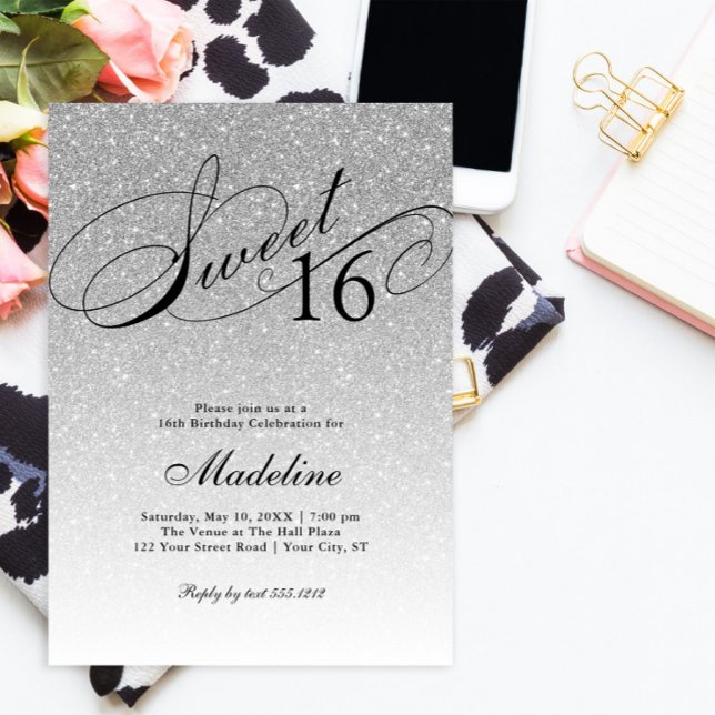Skriptinbjudan till Silver Glitter Sweet 16 Finare Inbjudningar (Skapare uppladdad)