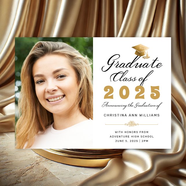 Skriptklass för Studenten White Guld 2025 Photo Meddelande (Elegant White Photo Graduation Announcement with Black and Gold Calligraphy)