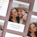 Skriptmodern typografi - fotografi visitkort<br><div class="desc">Moderna affärskort och professioneller för fotografering med trendigets minimalistiska skripttypografi. Lägg till kontaktinformationen i baksidan. Innehåller tre social-medieikoner och en fält för ditt användarnamn.</div>