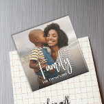 Skriptöverlägg för enkel fotofamiljekalligrafi magnet<br><div class="desc">Den här designen har en enkel, minimalistisk fotomagnet i familjen med ett kalligrafiskt skript för trendig i snyggt, ett typografiskt stil i liten roligt, en luddig mjuk bild kant, en rolig coola i kreativet, ett magnetiskt kylskåp, en modern roligt-mall för fotografi, med bildens kreativen förenklad moderna utformning, stollig kalligrafi för...</div>