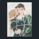 Skriptövertäckning Spara datumfotokortet Spara Datumet<br><div class="desc">Fantastisk,  trendlös spara datum meddelande med förlovningens favoritfoto. Den här utformningen framträder verkligen med hjälp av en vacker typografi och all vit text. Med handskriftsbrev som inspiration sparar du datumkorten klassiskt och klassat med en chic men ändå traditionell beröring.</div>