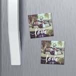 Skriptövertäckningsfoto för kärlek magnet<br><div class="desc">ett favoritfoto varje dag,  förlovning eller bröllop på våra kvadratiska magneter med "kärlek" i ett modernt,  vitt handskript utmed grund. Gör en unik bröllopsförmån när du parats med en förlovning foto!</div>