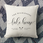 Skriptplats för den moderna Sjö House Namn Kudde<br><div class="desc">Modern manusgrafi med chic som läser SJÖ HOUSE bredvid din familj namn i en trendig typografidriven design. Underbar anpassningsbar,  inredningskudda för ditt hem från andra sidan hemmet. Både romantisk och snyggt,  vår neutralt elfenbenskudde har en söt kanoillustration mellan din plats och det år som är etablerat.</div>