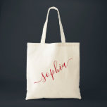 Skriptröd Personlig Modern Endern Tygkasse<br><div class="desc">Chic röd personlig märkt med återanvändbar canvas tote-väska med anpassad namntext för gåvor,  möhippor,  födelsedagstävlingar och flickors resa keepsakes och studenten-gåva för söt college- och sovrumslagring. Perfekt för lagring och transport av sportutrustning och hobbyutrustning. Färg och typsnitt är redigerbara. Klicka bara på "anpassa ytterligare" för att använda mallredigeraren.</div>