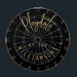 Skriptskript för anpassad namnminimalistisk svart  darttavla<br><div class="desc">Personlig ritbord med en familj namn till exempel. Enkelt minimalistiskt utformat med anpassadet citat "Uppspelningsdatum i familjen namn". Förstklassig svart och guld-neutralt ser ut med en kombination av kalligrafi av handskriftsskript för trendig och modernt sans serif-teckensnittstypografi. Att spela mörderspel vid familje- och vänskapliga sammankomster är roligt, avslappning, en verklig form...</div>