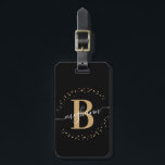 Skriptskript för Girly Elegant Black Guld Namn Mon Bagagebricka<br><div class="desc">Unga,  minimalistisk,  enkel,  modern,  svart och guld monogram för första namn-manuset anpassningsbar personlig med monogrammat bagagemärke. Med ett inledande monogram och ett giftigt namn namnteckning skript i ett handskrivet kalligrafteckensnitt med svan och prickad cirkel ram runt ditt monogram.</div>