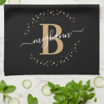Skriptskript för Girly Elegant Black Guld Namn Mon Kökshandduk<br><div class="desc">Grått, elegant, modern, svart och guld monogram första namn-manushandduk för anpassningsbar med monogrammerad kökshandduk. Med ett inledande mongram och ett giftigt namn-skript i ett handskrivet calligraphy-tecken byts svan-typsnitt ut och den prickade cirkeln ram runt ditt monogram. Perfekt feminin gåva till syster, mor, flickvän, födelsedag, bröllop, möhippa, söt 16 födelsedagsfest, eller...</div>