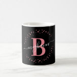 Skriptskript för Girly Trendig Rosa Black Namn Mon Kaffemugg<br><div class="desc">Girly, elegant, trendig, modernt, rosa och svart, , första namn-manuset anpassningsbar personlig monogrammed mugg. Med ett inledande mongram och ett giftigt namn-skript i ett handskrivet calligraphy-tecken byts svan-typsnitt ut och den prickade cirkeln ram runt ditt monogram. Perfekt feminin gåva till flickor, syster, mor, födelsedag, möhippa, bröllop, söt 16 födelsedagsfester och...</div>