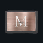 Skriptskript för snyggt Ro i Brödsel Metall Monogr<br><div class="desc">Skriptet snyggt Guld i Metall i Brasch Monogram Trifold Wallet</div>