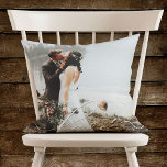 Skripttypografi för KÄRLEK CALLIGRAPHY Bröllop-öve<br><div class="desc">KÄRLEK CALLIGRAPHY Script Typography Bröllop Overlay Pillow - ett vackert sätt att bevara dina bröllop-minnen, en underbar keepsakpresenten för de nya lywederna. Det är också ett underbart sätt att bevara din favoritbild i vardagen eller förlovningen. Den här designen har "kärlek" i ett vackert, elegant handskrivet kalligrafskript som en vit övertäckning....</div>