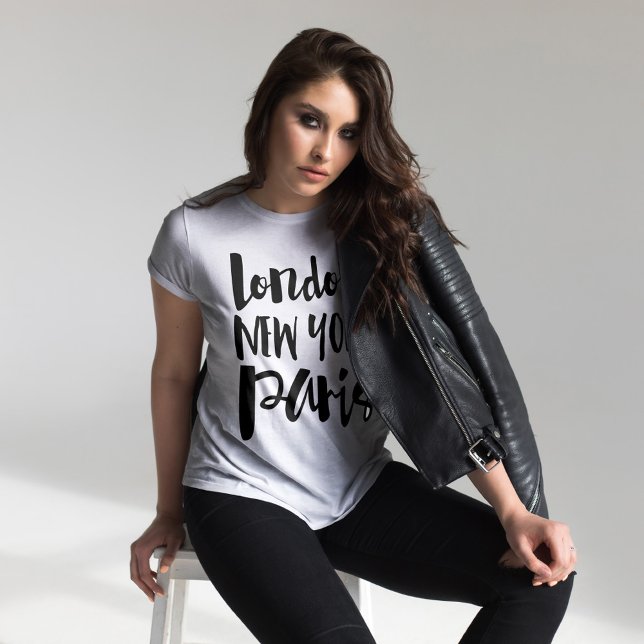 Skripttypografi - London, New York, Paris Tee Shirt (Skapare uppladdad)