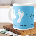 Skriv ut första Fars dag Lägg till nyfödda Jumbo Mugg<br><div class="desc">Anpassningsbar tryckte på kaffet mugg personlig med ADDING your newborns print och ord med namn och datum "Lycklig First Fars dag ♥️ We Kärlek You".</div>