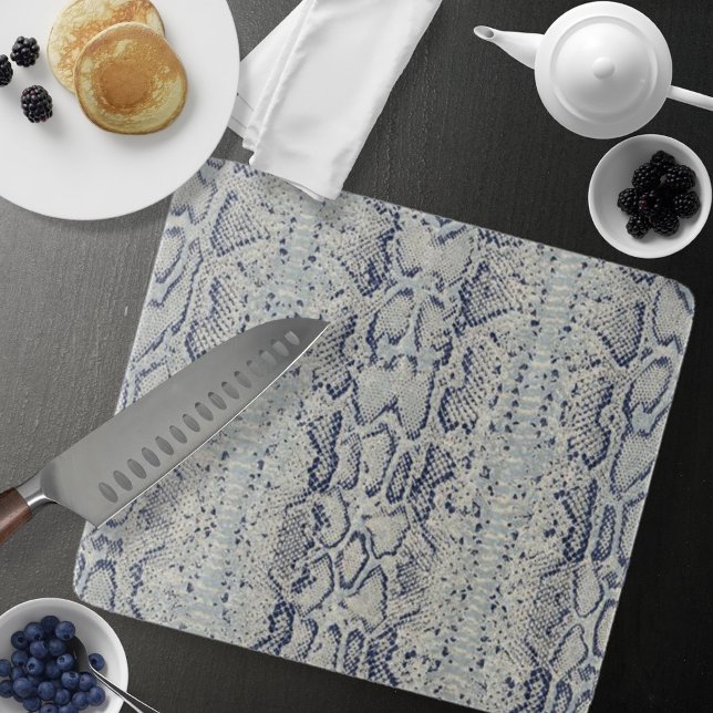 Skriv ut grått- och blåsnekskalsdjur (Grey and Blue Snake Skin Animal Print Cutting Board by Looly Elzayat)