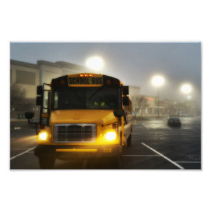 Skriv ut, skola buss i dimma fototryck