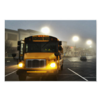 Skriv ut, skola buss i dimma fototryck