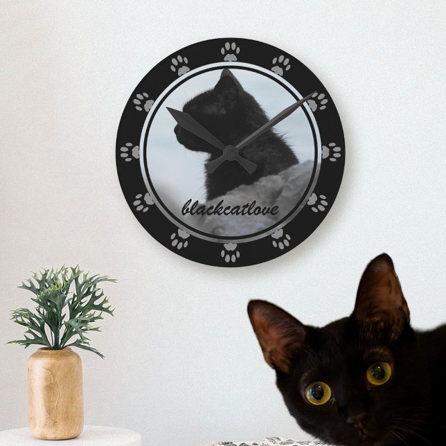 Skriv ut väggklocka för Pet Photo Black Cat Namn (Let your black cat silently judge you as you check what time it is.)