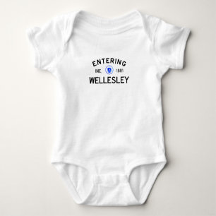 Skrivande in Wellesley Tee