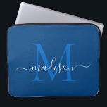 Skrivar marinblå elegant chic för modern Monogram Laptop Fodral<br><div class="desc">Chic för vit för modern Monogram skrivar marinblå flickaktigt den kända datorsleeven</div>