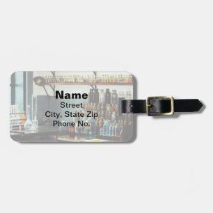 Skrivbord med flaskor kemikalier bagagebricka