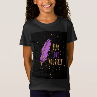 skriven i gul och lila färg . t shirt