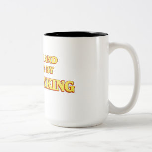 Skriven och regisserad av Overthinking Shirt Två-Tonad Mugg