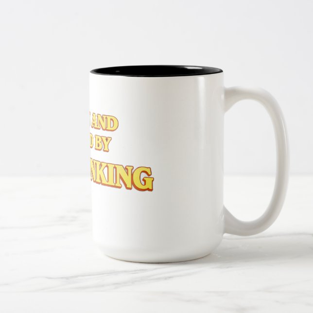 Skriven och regisserad av Overthinking Shirt Två-Tonad Mugg (Höger)
