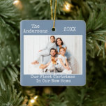 Skrivmaskin Text Blue Första jul - nytt hem Julgransprydnad Keramik<br><div class="desc">Modern skrivmaskin Text Enkel minimalistisk text,  vår första jul i vårt nya hemfoto Ornamet - Dusty Blue Background</div>
