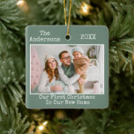 Skrivmaskin Text Sage Grönt Första jul - startsida Julgransprydnad Keramik<br><div class="desc">Modern skrivmaskin Text Enkel minimalistisk text,  vår första jul i vårt nya Trendig Ornamet - Bakgrund för sädesbild - Grönt</div>