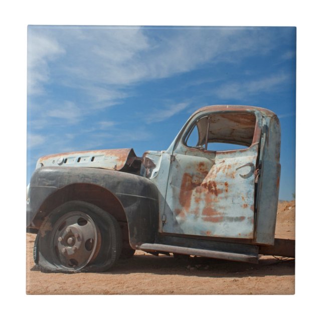 Skrotbil i öknen kakelplatta (Framsidan)
