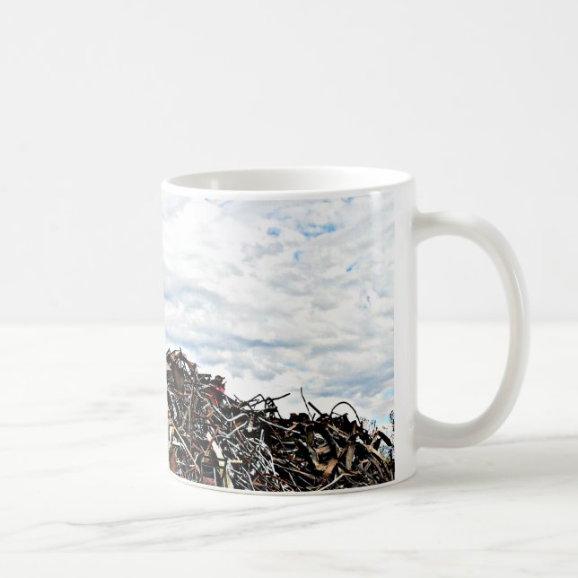 Skroten skrotar metall på bussgaraget kaffemugg (Höger)