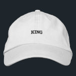 Skrovad Kung Handsome Text on White Cotton Cap Broderad Keps<br><div class="desc">Med denna vita justerbara förslutning,  broderad med "Kung" stryktext,  kan du dra uppmärksamhet. Bomullsväven ger komfort och stil,  medan den justerbara förslutningen garanterar en perfekt som passar dem som vill ha en gnutta royalty.</div>