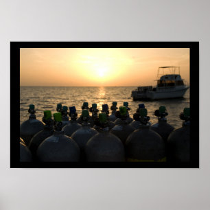 Skuba-Tanker och Dive Boat vid Soluppgång Poster