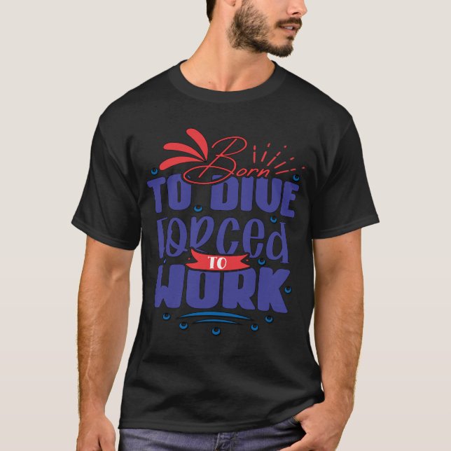 Skuba, underlig dykning, född att dyka upp tvingad t shirt (Framsida)