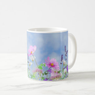 Skugga med vackra buskblommor kaffemugg