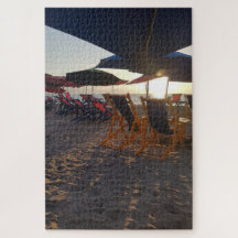 Skuggad strandplats vid solnedgång