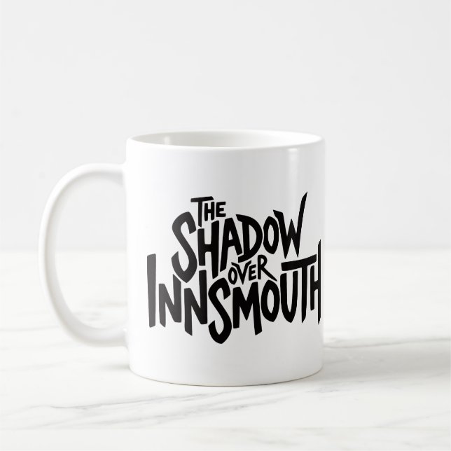 Skuggan över Insmouth Lettering Kaffemugg (Vänster)
