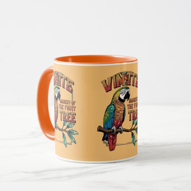 Skuggande Perch: Vibrant Parrot på Fruit Träd Mugg (Framsida vänster)