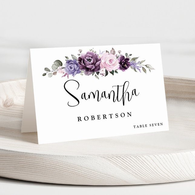 Skuggor av Dusty Lila Blooms Blommigt Guest Namn Bordsnummer (Shades of dusty purple lavender floral wedding place card with printed guest name.)