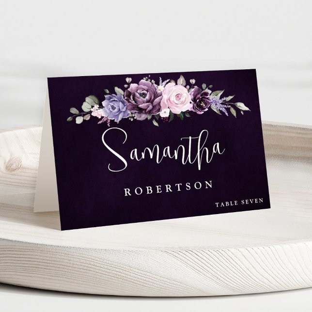 Skuggor av Dusty Lila Blooms Blommigt Guest Namn T Bordsnummer (Shades of dusty purple plum wedding place card with printed guest name)