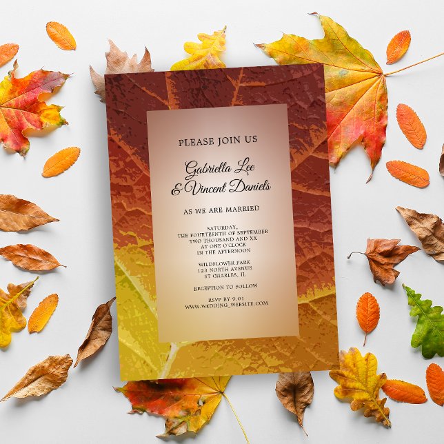 Skuggor av hösten Löv bröllopsinbjudan Inbjudningar (Set a seasonal Fall tone to your wedding with the natural Shades of Autumn Leaf Invitation.)