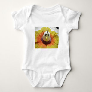 Skuldad fågel i solroskonst tee shirt
